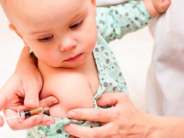 VACCINARE I PICCOLI PER GARANTIRE LORO UN FUTURO SANO