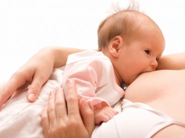 LATTE MATERNO: RACCOMANDATO NELLA PRIMA ORA DI VITA DEL NEONATO