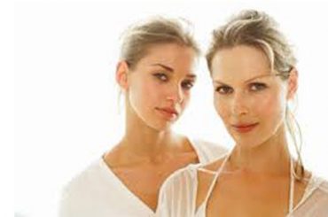 MADRI E FIGLIE DAL CHIRURGO ESTETICO, INSIEME: COMPLICITA’ O RIVALITA’?