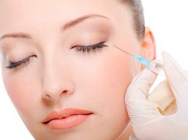 DONNE AL SOLE: L’IMPORTANZA DELL’ ACIDO IALURONICO