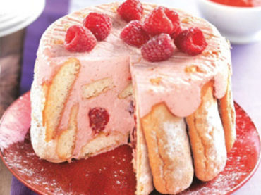 Per una Pasqua sprint, provate la Charlotte rosa di fragole