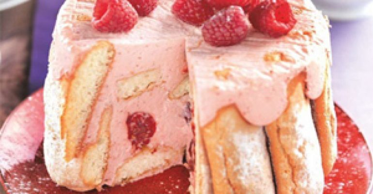 Per una Pasqua sprint, provate la Charlotte rosa di fragole