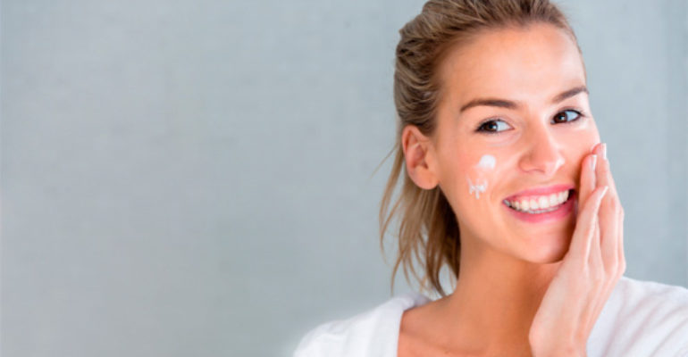 Per rivitalizzare la pelle, meglio la crema o il siero? Sei domande all’esperta