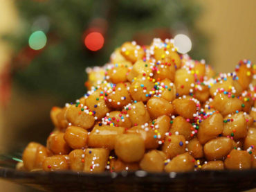 Con gli struffoli, miele a volontà per un dolce energetico