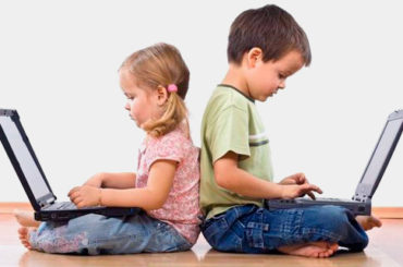 I consigli dei pediatri: mamme e papà, occhio al “cyber-spazio”