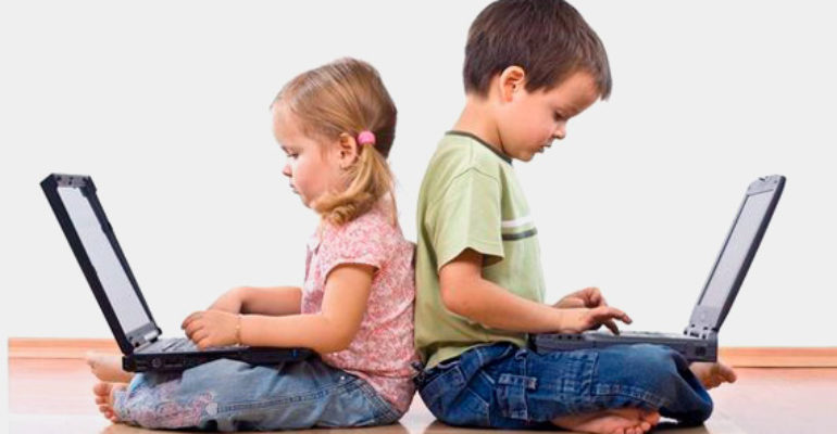 I consigli dei pediatri: mamme e papà, occhio al “cyber-spazio”
