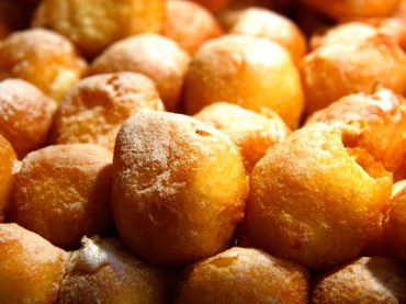 Le frittelle bignè per festeggiare San Valentino e il Carnevale con dolcezza