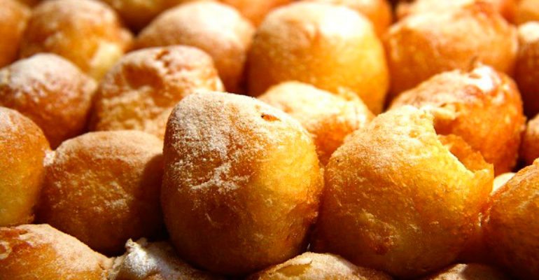 Le frittelle bignè per festeggiare San Valentino e il Carnevale con dolcezza