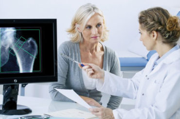 Come prevenire il rischio di osteoporosi secondaria, dopo un tumore al seno