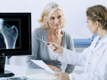 Come prevenire il rischio di osteoporosi secondaria, dopo un tumore al seno