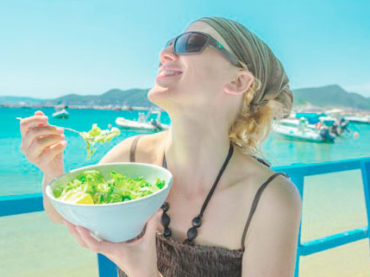 Sfiziose insalate di cereali, il cibo giusto da portare in spiaggia