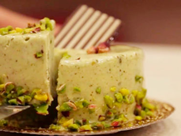 Pronte a tornare in linea dopo l’estate? Semifreddo ai pistacchi, amico anche del cuore