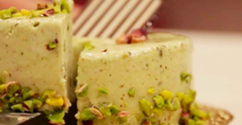 Pronte a tornare in linea dopo l’estate? Semifreddo ai pistacchi, amico anche del cuore