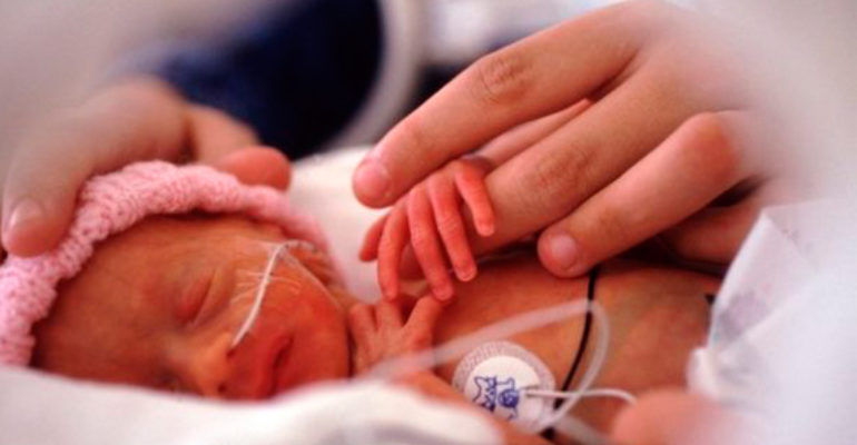 Giornata dei nati prematuri: «Speriamo di trascorrere il Natale a casa con Cecilia»