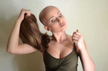 Tumore al seno: il 30% delle donne non toglie la parrucca
