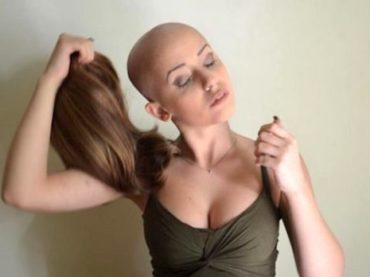 Tumore al seno: il 30% delle donne non toglie la parrucca