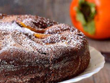 Sì all’energia, no alla stanchezza autunnale con la torta di cachi e cioccolato al liquore