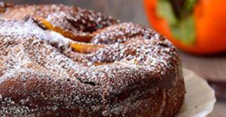 Sì all’energia, no alla stanchezza autunnale con la torta di cachi e cioccolato al liquore
