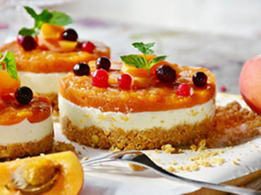 Pelle protetta dal sole con la torta fredda alle albicocche