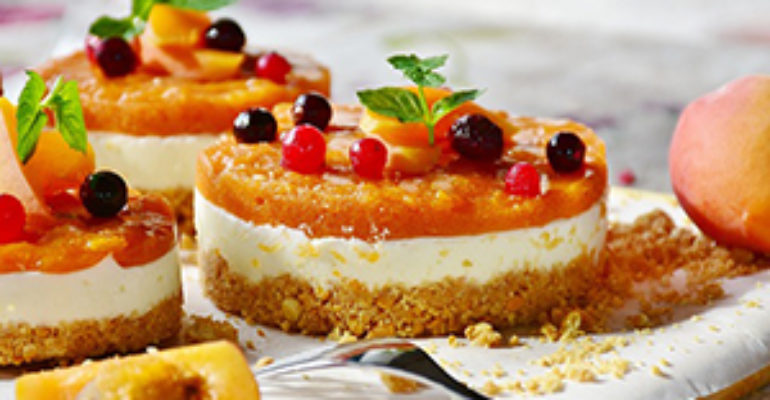 Pelle protetta dal sole con la torta fredda alle albicocche