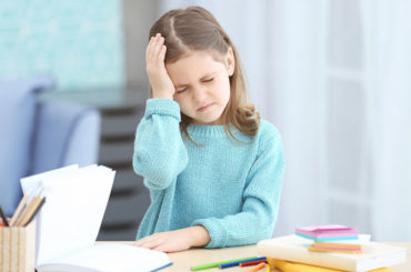 Emicrania infantile: non sempre dipende da certi cibi, ma peggiora con l’obesità