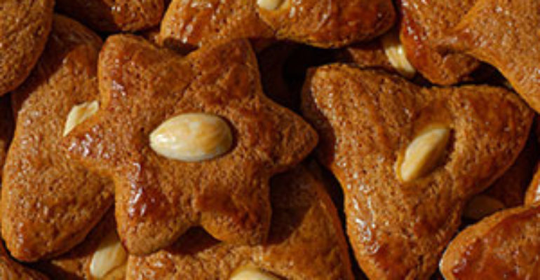 È Natale: giù il colesterolo e su il buonumore con i biscotti marzapane e mandorle