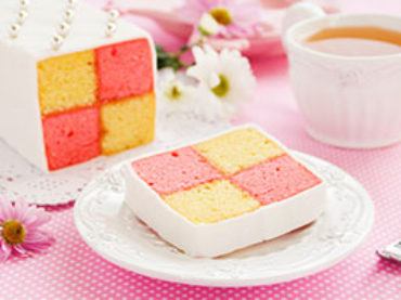 Albicocche a primavera con la torta “a scacchi” Battenberg Cake