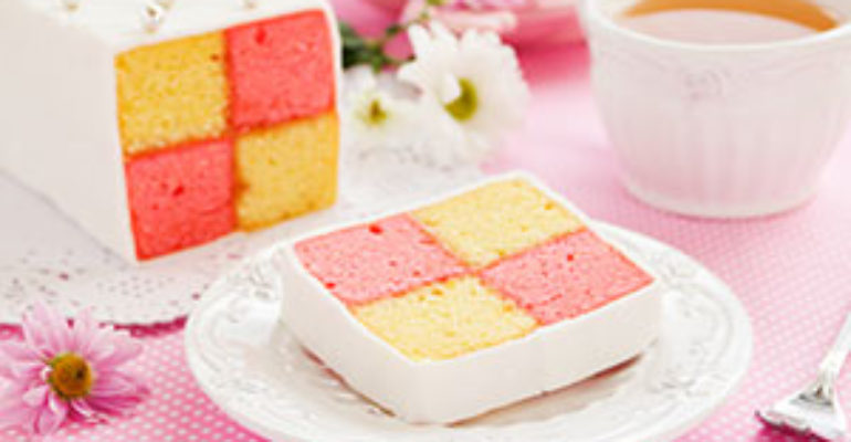 Albicocche a primavera con la torta “a scacchi” Battenberg Cake