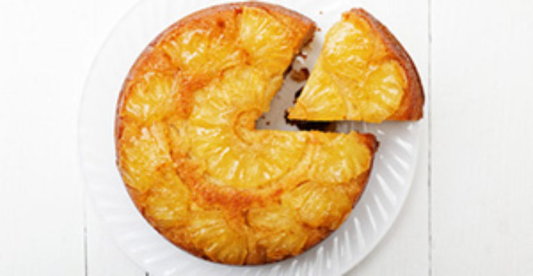 No a gonfiore e ritenzione idrica, sì alla leggerezza grazie alla torta all’ananas con farina di farro