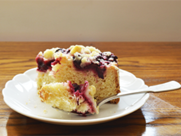 Stanchezza, smagliature e rughe addio con la torta Yogurt e Prugne rosse butter free