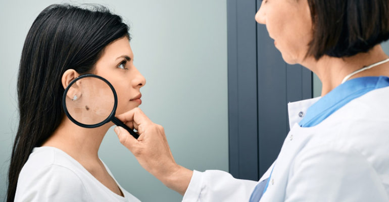 Melanoma: aumentano del 7% i casi all’anno, ma cala il rischio negli under 35