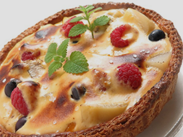 Depuriamoci per l’estate con la torta vegana a base di yogurt, pesche, lamponi e miglio