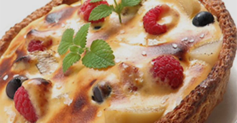 Depuriamoci per l’estate con la torta vegana a base di yogurt, pesche, lamponi e miglio