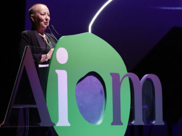 Tumore al seno: Carolyn Smith testimonial della Campagna AIOM per i test genomici