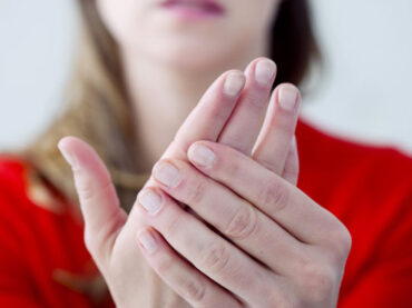 Soprattutto le donne soffrono di mani fredde: che fare?