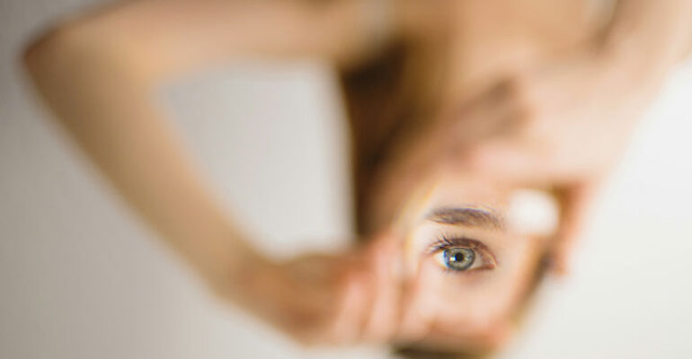 Occhi in primo piano con le cure ad hoc