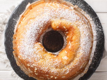 Pelle luminosa con la ciambella rustica al farro e albicocche secche