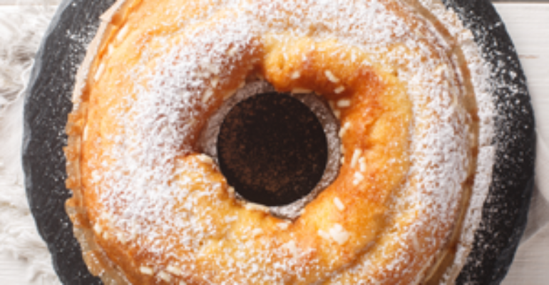 Pelle luminosa con la ciambella rustica al farro e albicocche secche