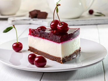 Poche calorie, pochi grassi e tanti benefici con le ciliegie nella cheesecake rosso porporino