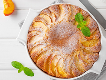 Contro il caldo, vitamine, minerali e fibre con le pesche della torta morbida e croccante