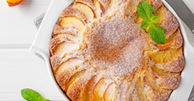 Contro il caldo, vitamine, minerali e fibre con le pesche della torta morbida e croccante