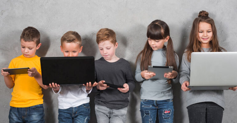 Giovani ipertecnologici, ma esposti a numerosi rischi