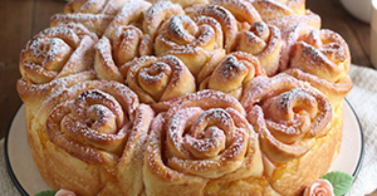 Per la Festa della donna, il “Dolce di rose con succo e marmellata di arance”