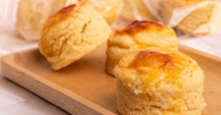 La ricetta dolce e “dissetante” contro il caldo? Gli <em>scones</em> albicocche e cocco