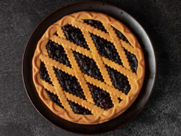 Aiutiamo le ossa anche d’estate! Crostata integrale con prugne e more